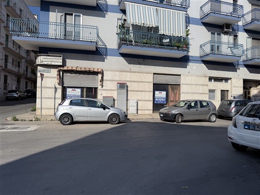 Locale Commerciale Angolare, 3 Vetrine, 2 Bagni. Con Canna Fumaria.